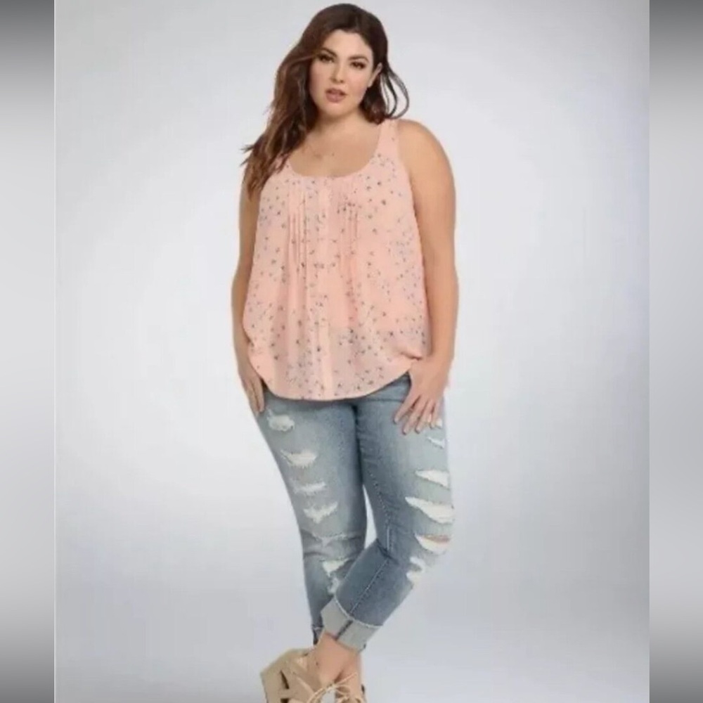 Used great condition TORRID Peach, Black/white Floral Bubble Hem Chiffon Blouse